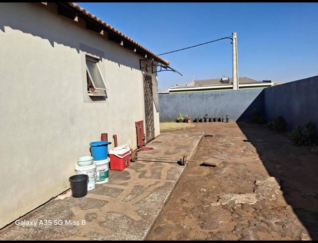 2 BEDROOM PROPERTY TO RENT IN LUFHERENG